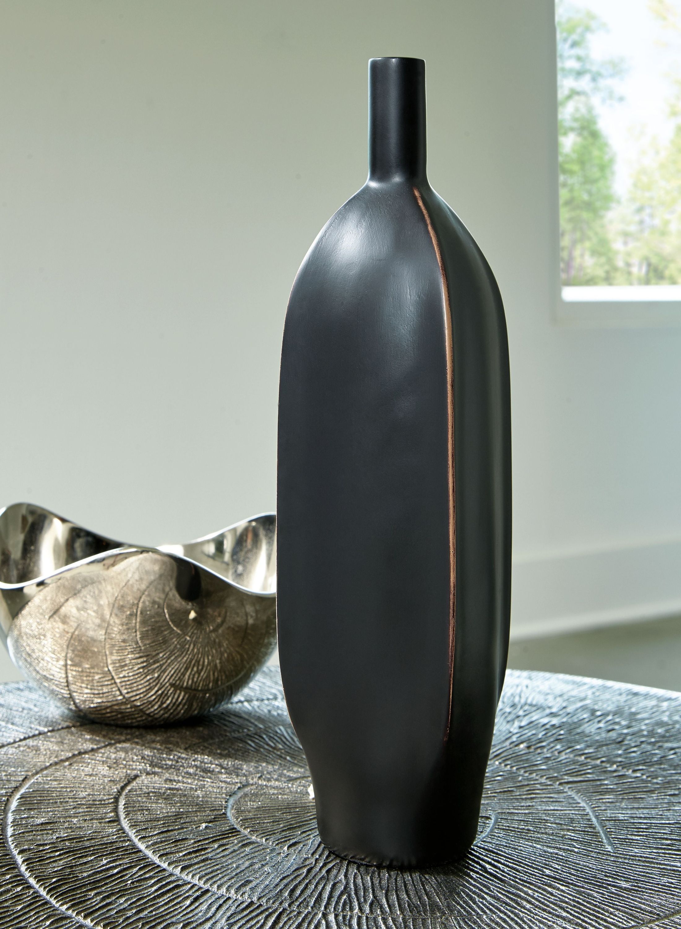 Rhaveney - Vase - Medium - Image 2