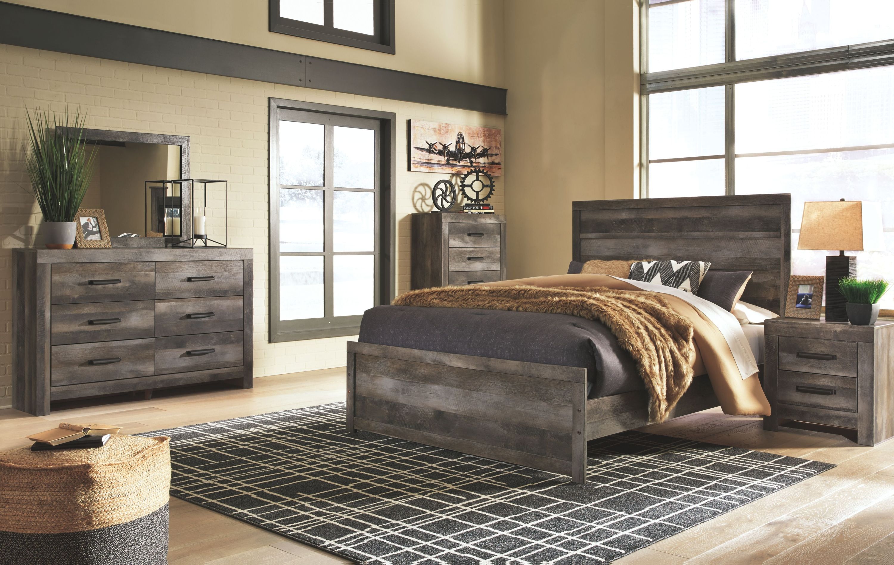 Wynnlow – Panel Bedroom Set