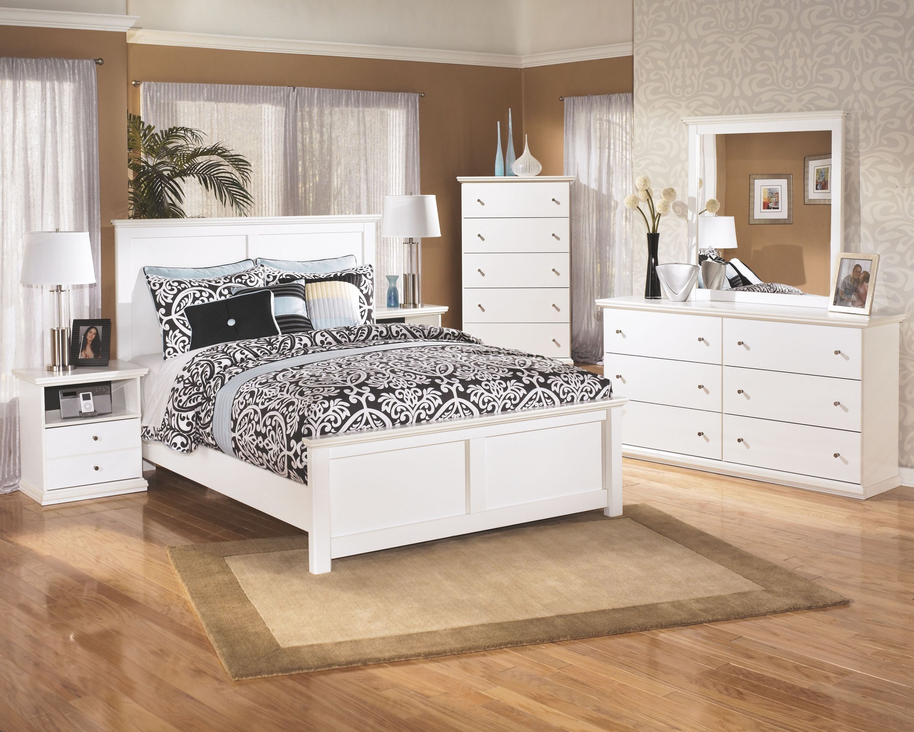 Bostwick Shoals - Five Drawer Chest - White - Image 2
