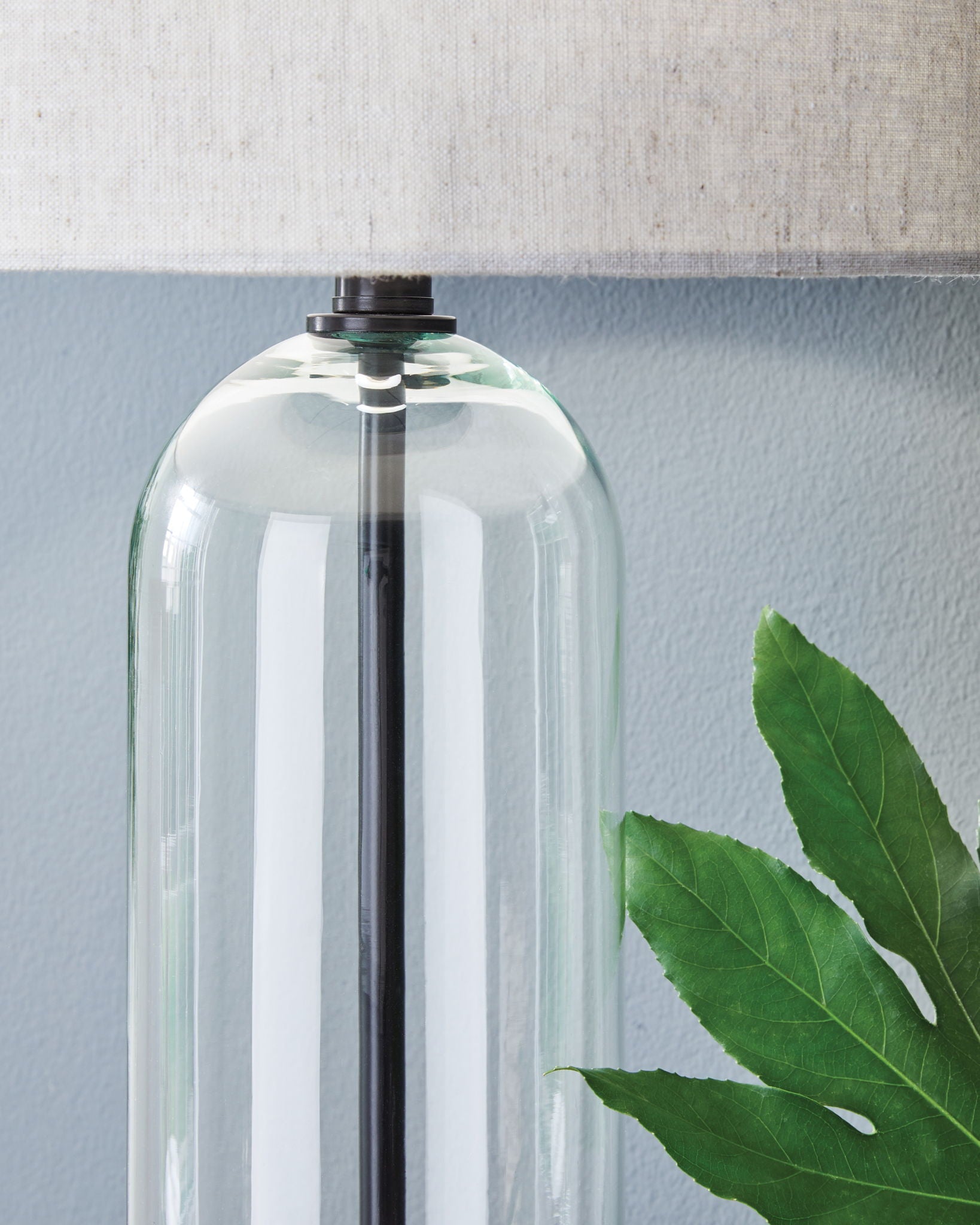 Kerrbrook - Glass Table Lamp - Clear / Black - Image 2