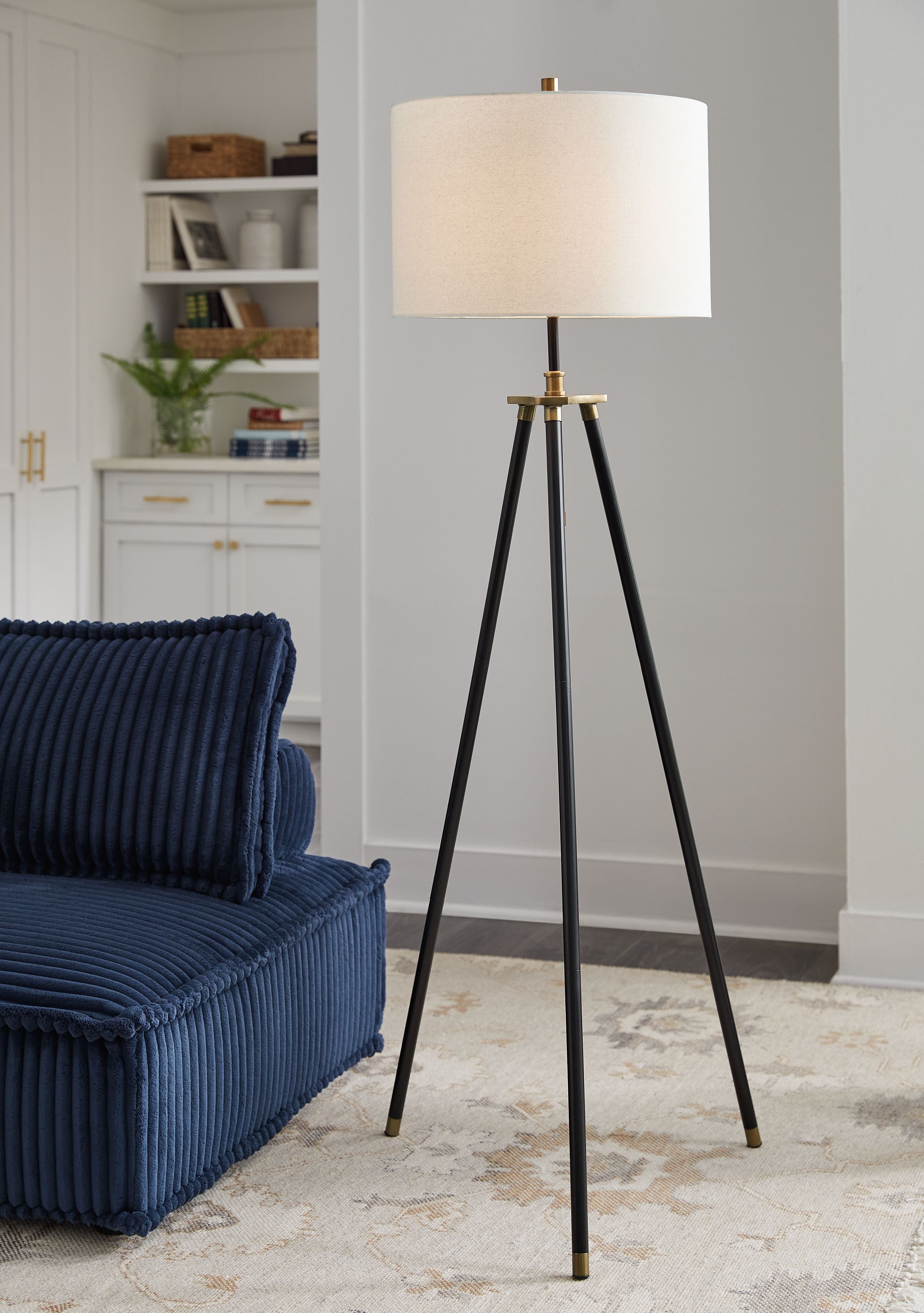 Cashner - Metal Floor Lamp - Black / Gold Finish - Image 3