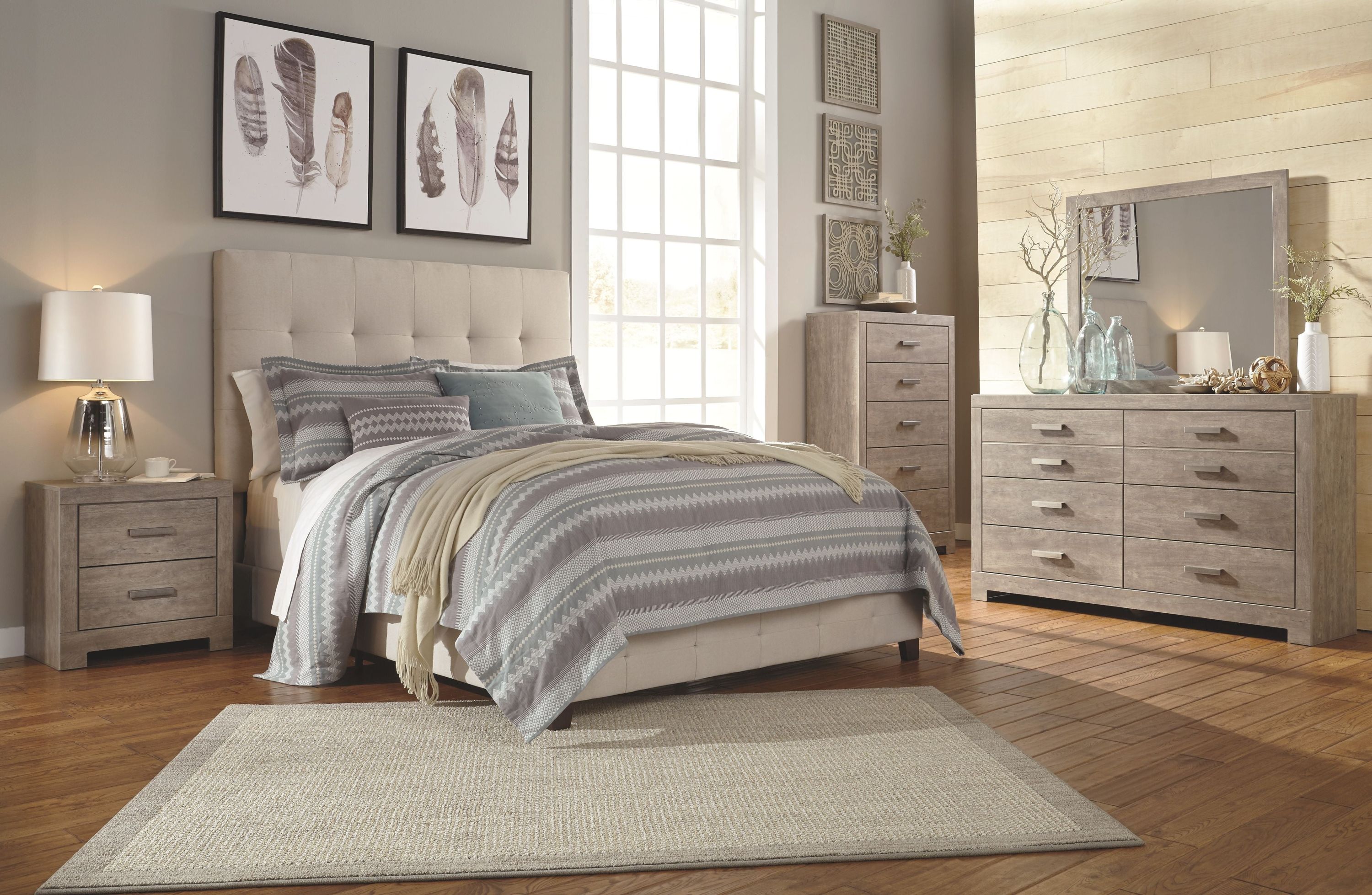 Culverbach – 5 Pc. – Dresser, Mirror, Queen Upholstered Bed, 2 Nightstands – Gray