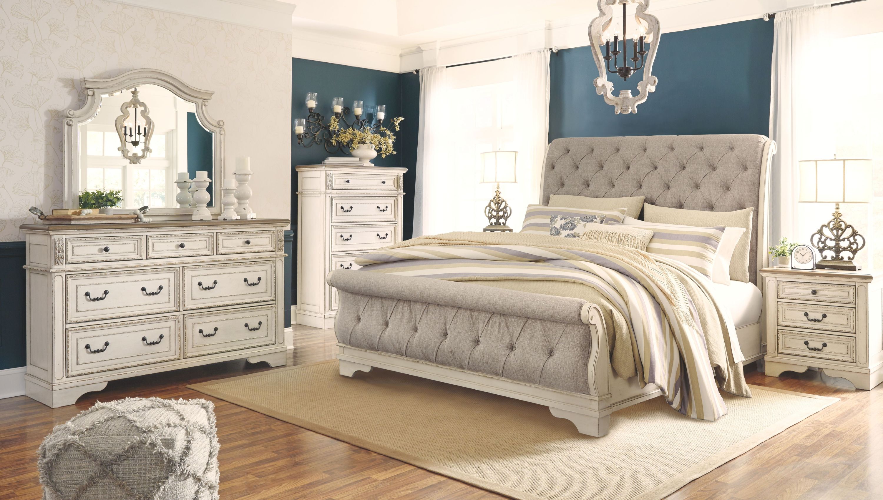 Realyn – Bedroom Sleigh Bed Set