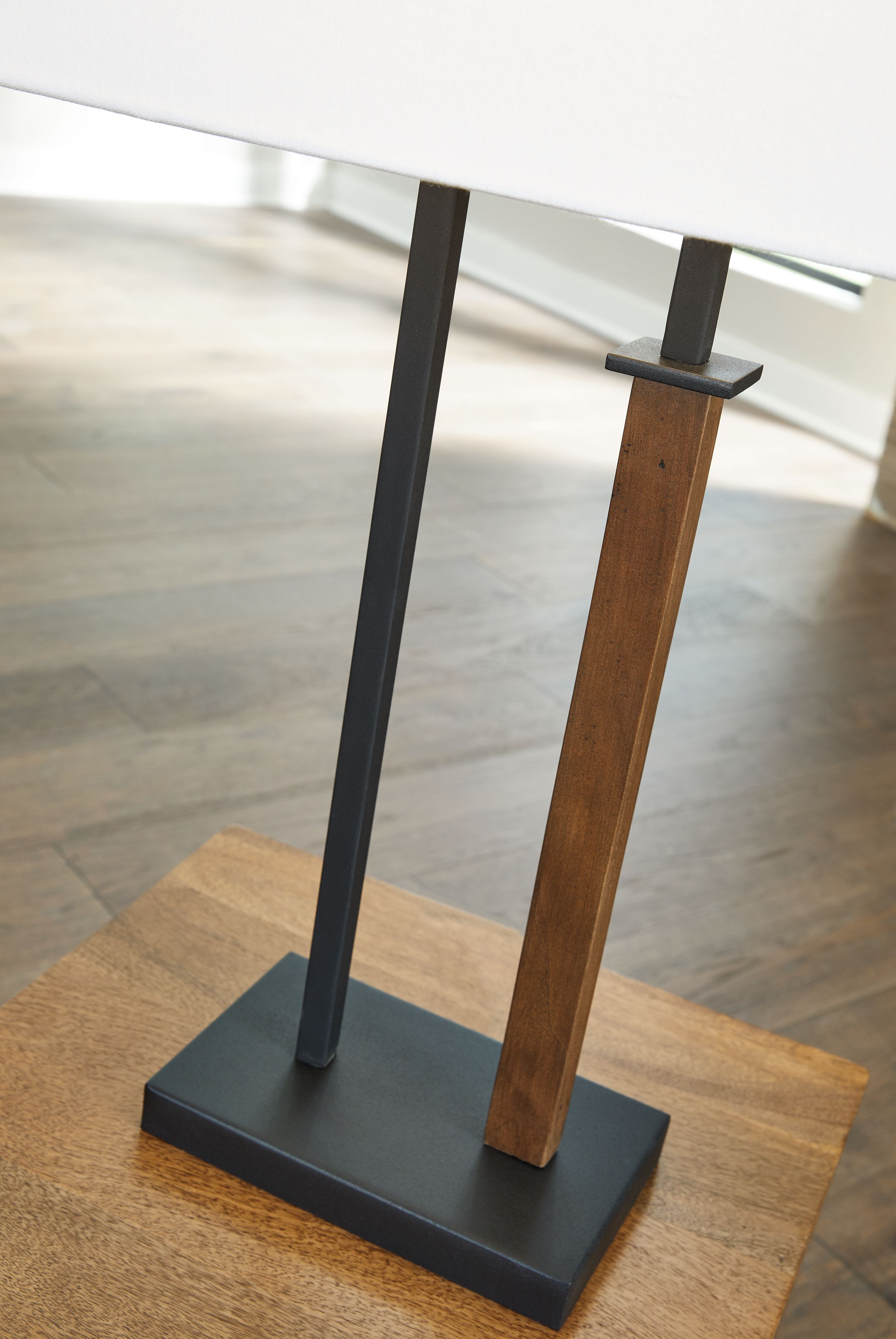 Voslen - Metal Table Lamp (Set of 2) - Black / Brown - Image 3