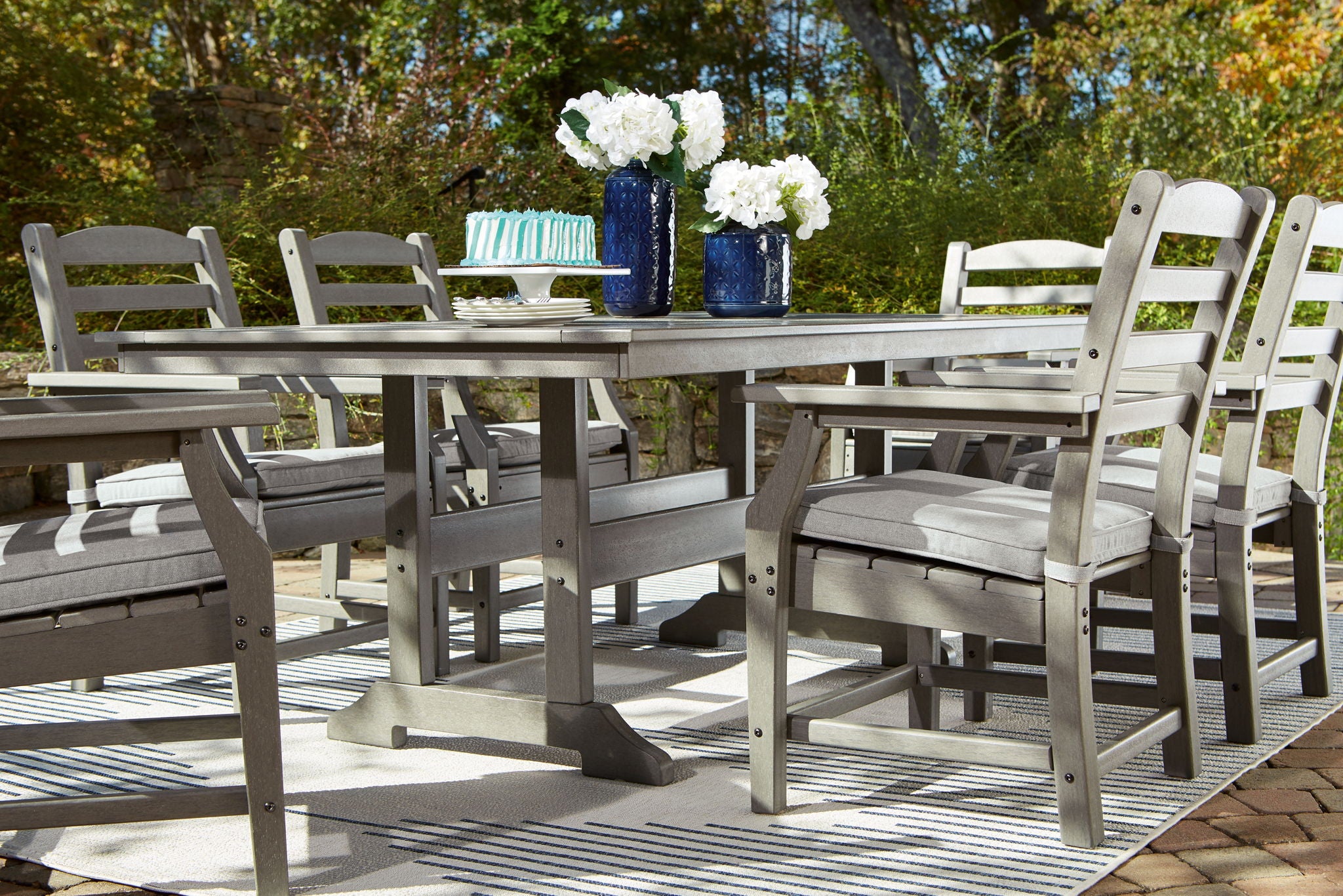 Visola – 7 Pc. – Dining Set with 6 Chairs – Gray